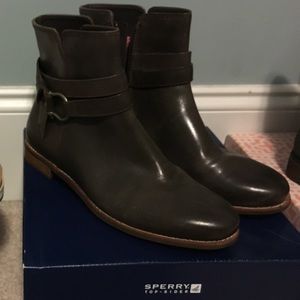 Sperry like new brown ankle boots